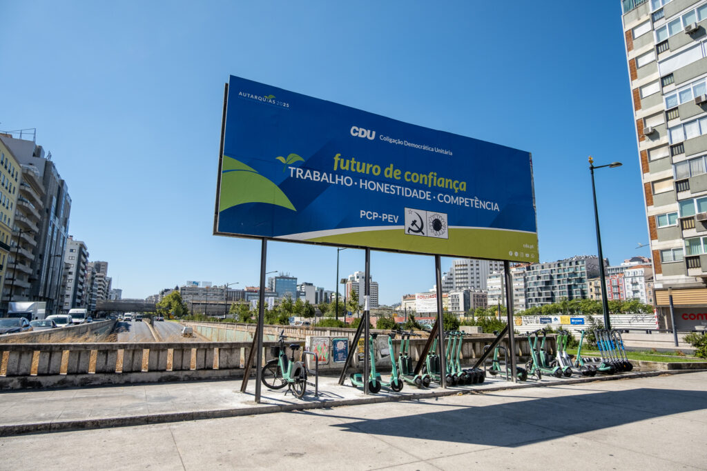 PCP Defies Lisbon Mayor Moedas by Reinstalling Giant Political Billboard in Central Axis