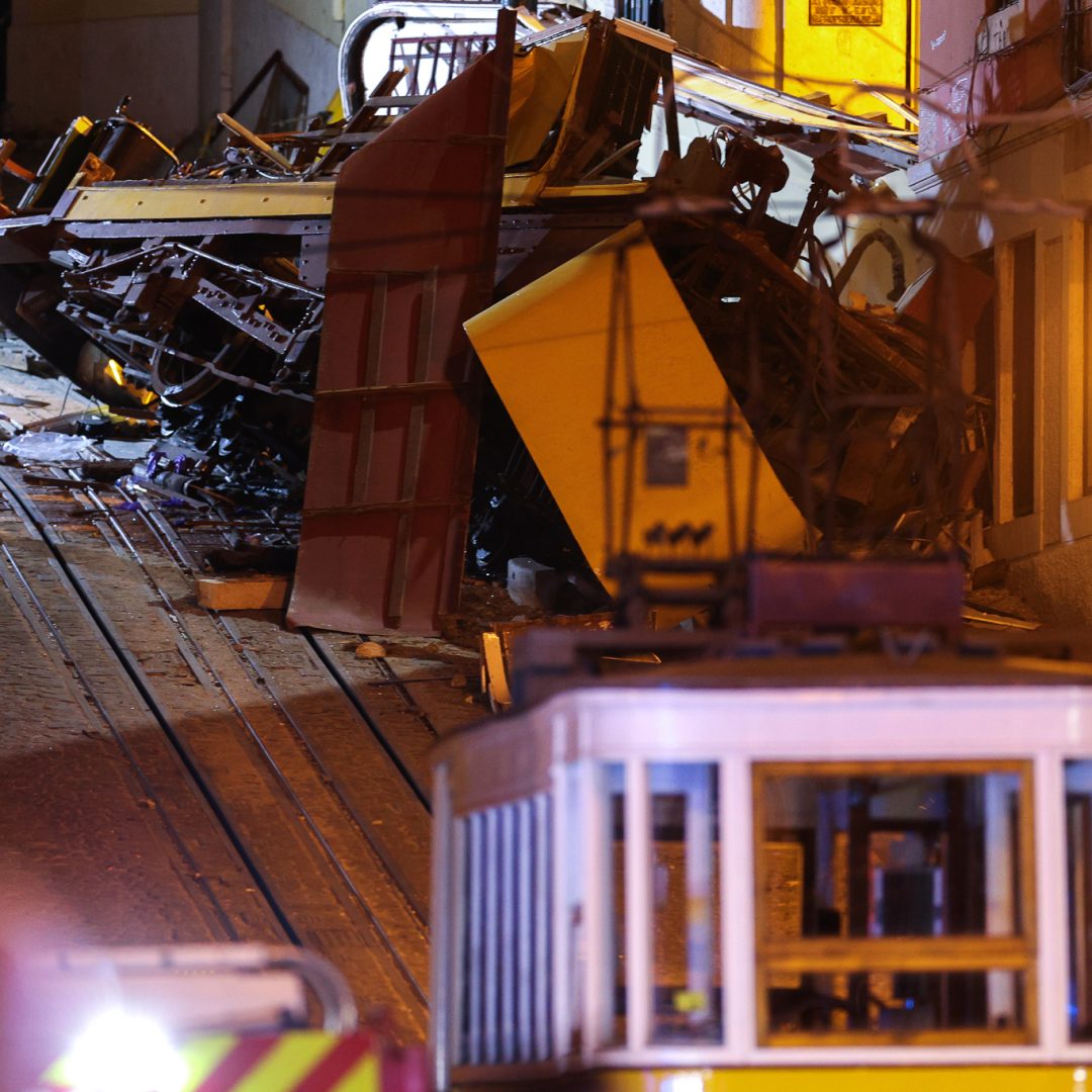 epa12350498 A police officer stand at the scene after the Gloria funicular cable railway derailed in Lisbon, Portugal, 03 September 2025. At least 15 people died in the derailment and 18 others were injured, local emergency services reported.  EPA/MIGUEL A. LOPES