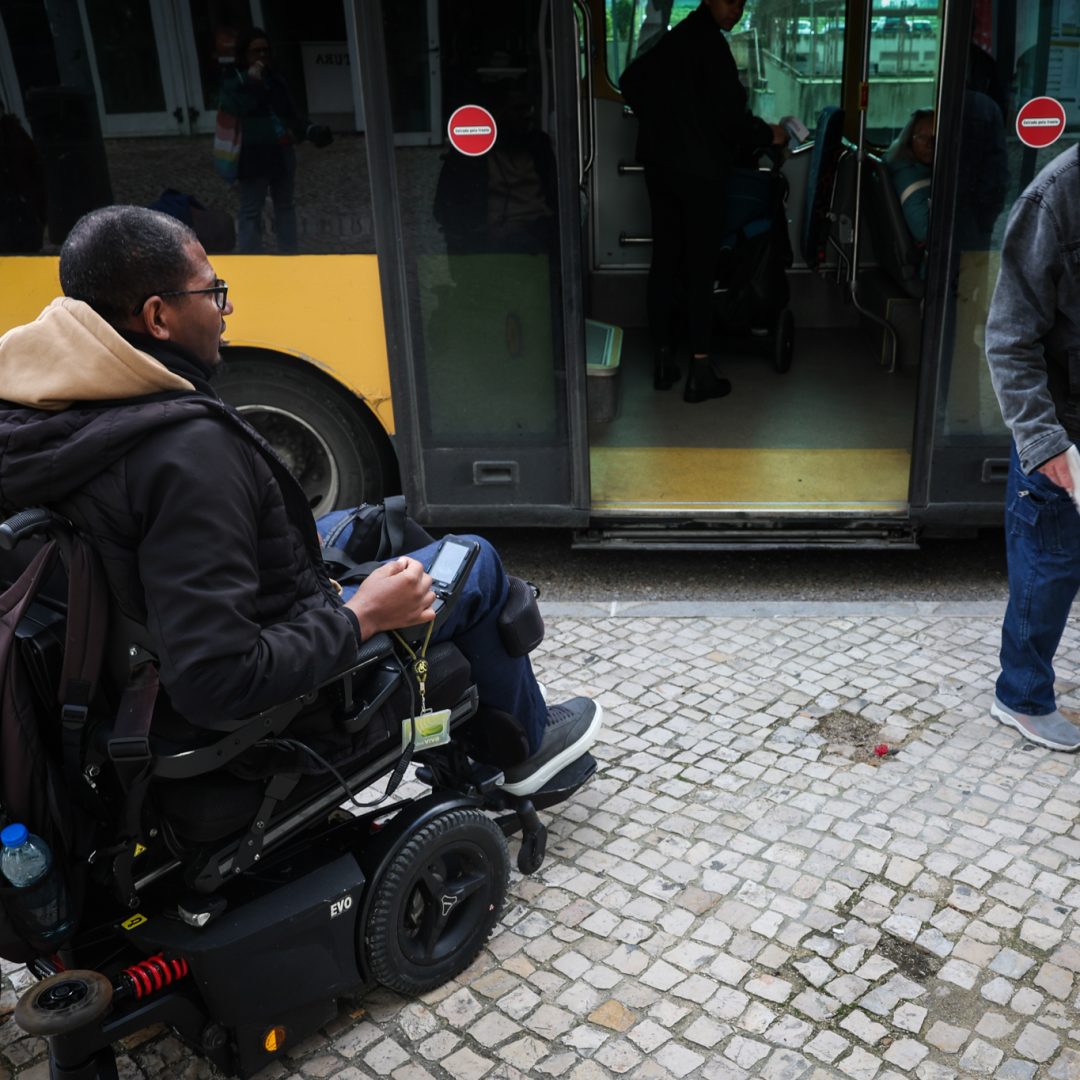 Gerson Rodrigues, 40 anos, tetraplégico, residente na Alta de Lisboa, tenta apanhar autocarro para o trabalho todas as segundas-feiras, mas, na maioria das vezes, por falta ou mau funcionamento das rampas, acaba por ter de fazer o percurso de quase 5km até Alvalade na sua cadeira de rodas elétrica, Lisboa 10 de fevereiro de 2025. (ACOMPANHA TEXTO DA LUSA DO DIA 09 DE ABRIL DE 2025). ANDRÉ KOSTERS/LUSA